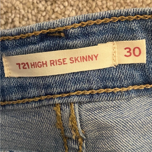 Levi’s Distressed Cropped Jeans - Picture 3 of 3